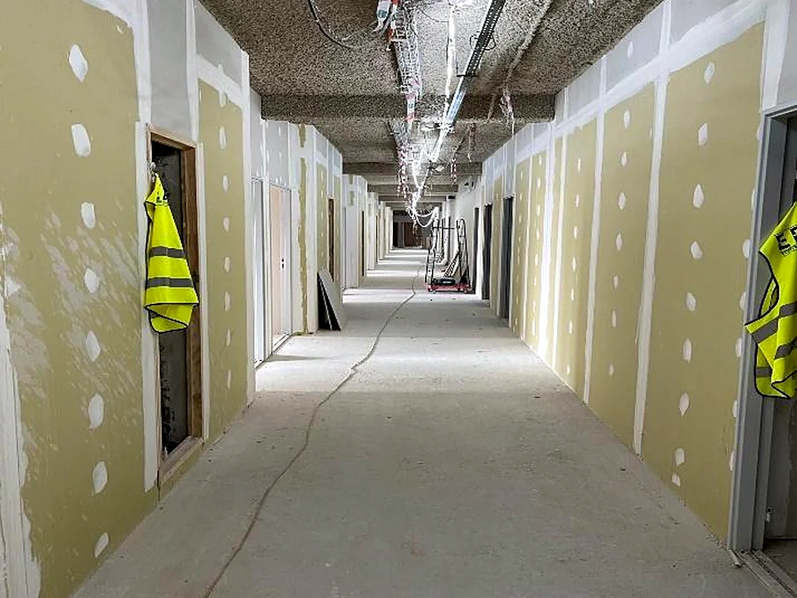 Le même couloir après pose des cloisons et doublages en plaques de plâtre