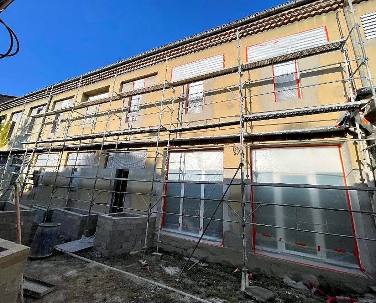 Façade de l'extension du CLIP à l'hôpital de la Timone, sous échafaudage