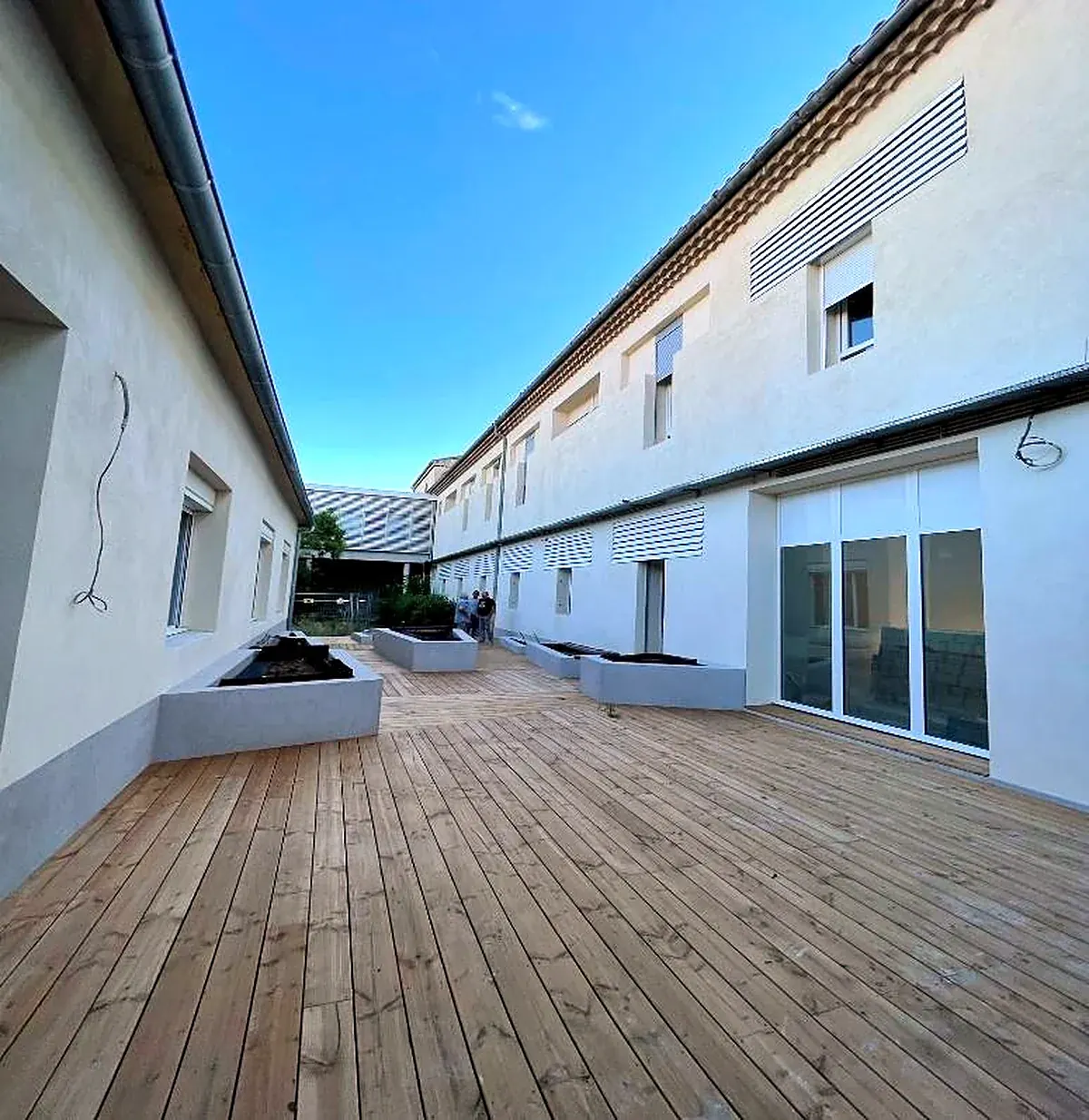 Extension livrée avec sa terrasse en bois