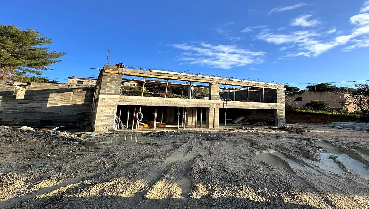 Structure en blocs de béton d'un bâtiment neuf à La Penne-sur-Huveaune