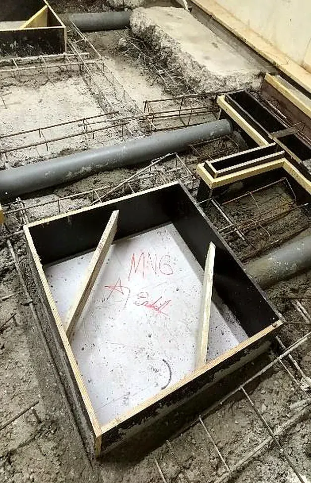 Coffrage d'un massif en béton pendant les travaux