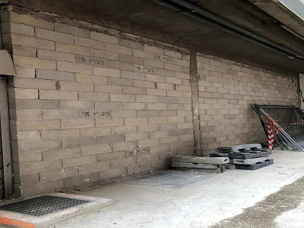 Mur en blocs de béton monté en intérieur