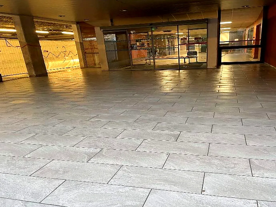 Carrelage grand format posé dans un hall