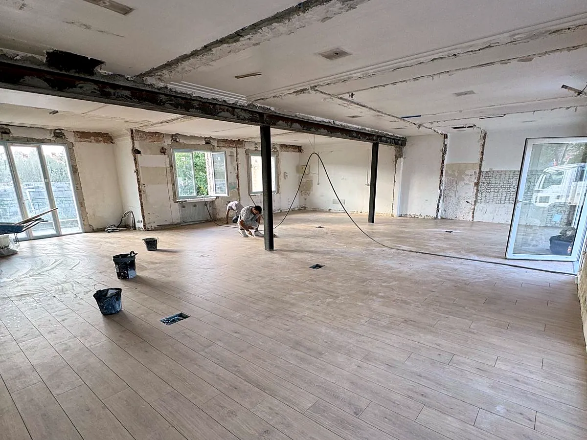 Poutre et poteau en acier reprenant un plancher